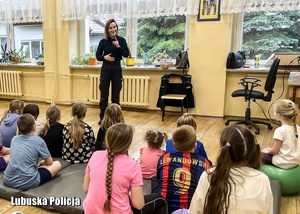 Policjantka prowadzi spotkanie edukacyjne dla dzieci podczas zimowiska.