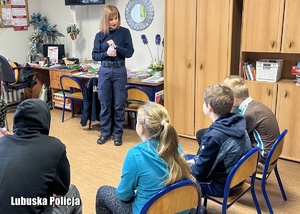Policjantka prowadzi spotkanie edukacyjne dla dzieci podczas zimowiska.