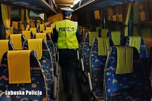 Policjantka znajduje się we wnętrzu autobusu, sprawdza jego stan techniczny.