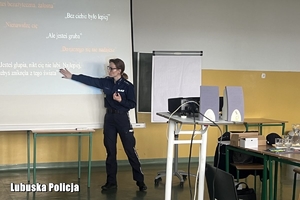 Policjantka prowadzi debatę społeczną dla uczniów szkoły podstawowej.