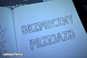 Malowanka z napisem bezpieczny przejazd.