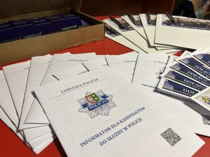 Na stole rozłożone są informatory oraz ulotki dla kandydatów do służby.