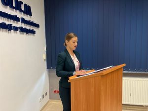 Pracownik komendy odczytuje rozkaz o powierzeniu obowiązków.