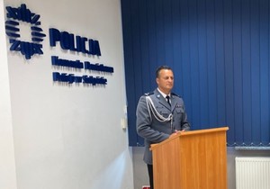 Podinspektor Mirosław Chmielewski podczas przemówienia.