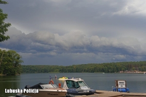 Jezioro Lubiąż, przystań z łodzią policyjną.