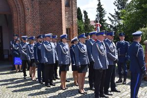 Sulęcińscy policjanci stoją w dwuszeregu przed wejściem do kościoła.