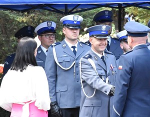 I Zastępca Komendanta Wojewódzkiego Policji w Gorzowie Wlkp wręcza akt mianowania policjantowi.