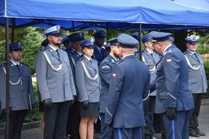 I Zastępca Komendanta Wojewódzkiego Policji w Gorzowie Wielkopolskim oraz Komendant Powiatowy Policji w Sulęcinie wręczają akty mianowania policjantom.