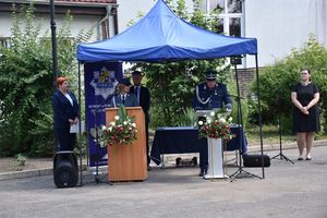 I Zastępca Komendanta Wojewódzkiego Policji w Gorzowie Wielkopolskim wygłasza przemówienie przy mównicy.