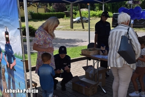 Uczestnicy festynu odwiedzają stoisko promocyjne sulęcińskiej Policji.