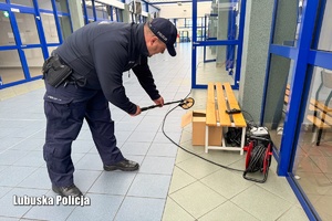 Policjant miner - pirotechnik sprawdza ładunek wybuchowy.