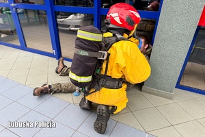 Strażak i osoba poszkodowana w wybuchu.