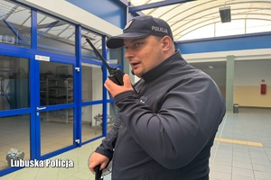 Policjant prowadzi łączność radiową z dyżurnym jednostki.