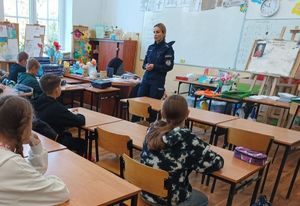 Policjantka prowadzi spotkanie edukacyjne dla dzieci.