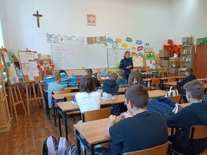 Policjantka prowadzi spotkanie edukacyjne dla dzieci.