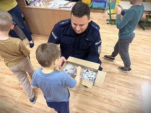 Policjant rodzaje odblaski przedszkolakom.