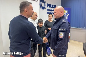 Komendant Powiatowy Policji w Sulęcinie gratuluje dyrektorowi szkoły.