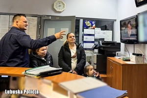 I Zastępca Komendanta Powiatowego Policji w Sulęcinie oprowadza laureatki konkursu po stanowisku kierowania.