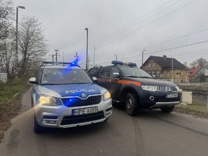 Pojazdy Policji i Straży Ochrony Kolei.