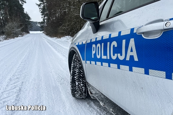 Wzmożona ostrożność na drodze to podstawa. Policjanci radzą jak bezpiecznie podróżować podczas zimy