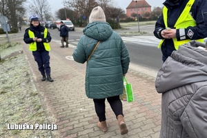 Policjanci rozdają odblaski napotkanym seniorom.