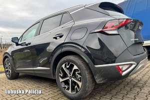 Odzyskana Kia Sportage na policyjnym parkingu.