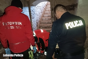 Policjanci i ratownicy udzielają pomocy 84-letniemu mężczyźnie.