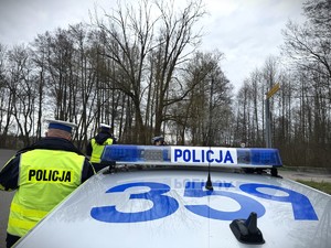 Dach radiowozu. Policjanci podczas kontroli prędkości.