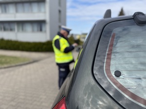 Policjant podczas kontroli drogowej.