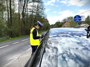Policjantka przeprowadza kontrolę drogową.