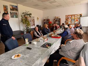 Policjant prowadzi spotkanie profilaktyczne dla seniorów.
