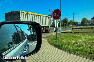 Przejazd kolejowy z perspektywy wnętrza radiowozu.
