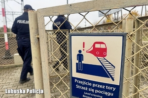 Policjanci. na peronie kolejowym.