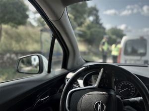 Policjanci podczas kontroli drogowej.