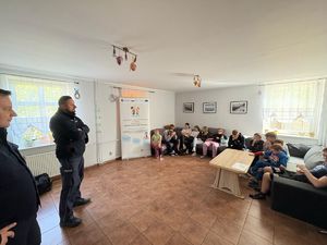 Policjanci podczas spotkania profilaktycznego.