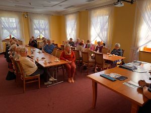 Seniorzy podczas spotkania profilaktycznego.