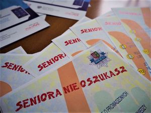 Ulotki na temat bezpieczeństwa seniorów.