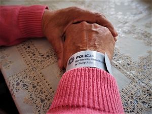 Odblaskowa opaska na ręku seniorki.