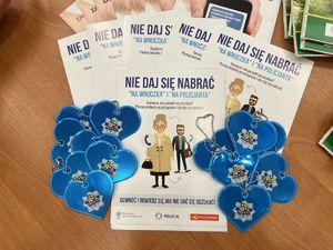 Ulotki informacyjne i odblaskowe zawieszki.