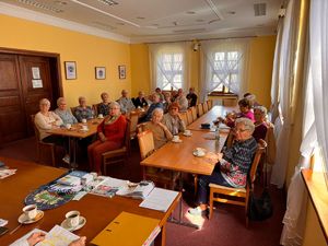 Seniorzy na spotkaniu profilaktycznym.