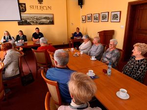 Policja, Zakład Ubezpieczeń Społecznych i seniorzy na spotkaniu profilaktycznym.