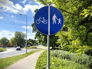 Znak informacyjny o drodze dla rowerów i osób pieszych.