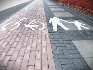Znak poziomy droga dla rowerów i pieszych.