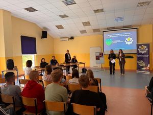 Policjantka i Pani dyrektor szkoły otwierają debatę społeczną dla uczniów klas szóstych i siódmych.
