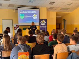 Policjantka prowadzi wykład dla młodzieży.