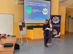 Policjantka prowadzi wykład dla młodzieży.