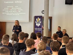 Policjantka prowadzi debatę społeczną dla młodzieży.