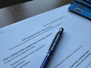 Kwestionariusz debaty i długopis.