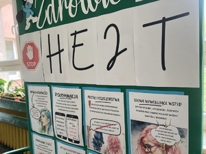Szkolna tablica tematyczna na temat hejtu.