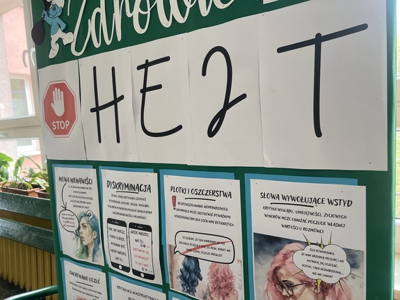 Szkolna tablica tematyczna na temat hejtu.